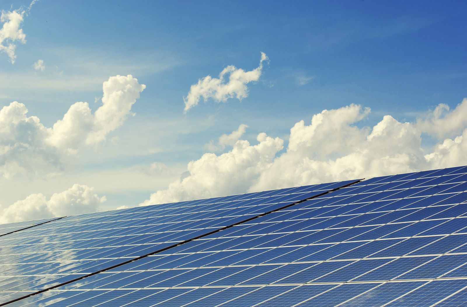 Nahaufnahme von Solarpanelen mit Sonnenreflexion